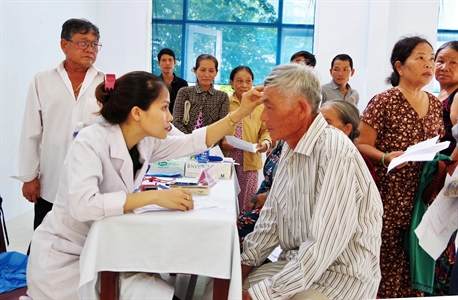 Bệnh viện Quân y 7A khám bệnh cho nhân dân tỉnh Bình Thuận