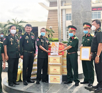 Ban CHQS TX.Bến Cát, tỉnh Bình Dương trao quà, thiết bị, vật chất y tế cho Chi khu quân sự huyện Koh Thom, tỉnh Kandal, Campuchia
