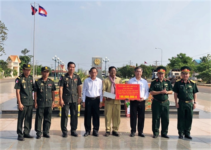 TX.Tân Uyên, tỉnh Bình Dương tặng quà, trang bị, vật chất phòng, chống dịch Covid-19 cho huyện Sambo, Campuchia