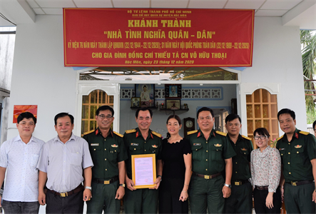 LLVT huyện Hóc Môn tặng “nhà tình nghĩa dân – quân”