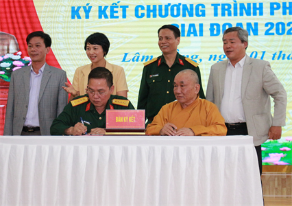 Bộ CHQS tỉnh Lâm Đồng ký kết phối hợp hoạt động với Ban Trị sự Giáo hội Phật giáo tỉnh
