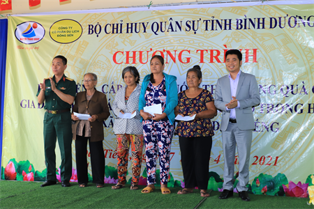 Bộ CHQS tỉnh Bình Dương và Công ty TNHH Ngọc Tiến Thành tặng quà cho đồng bào nghèo