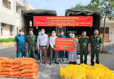 LLVT huyện Long Điền tặng 300 phần quà cho người dân trong khu phong tỏa