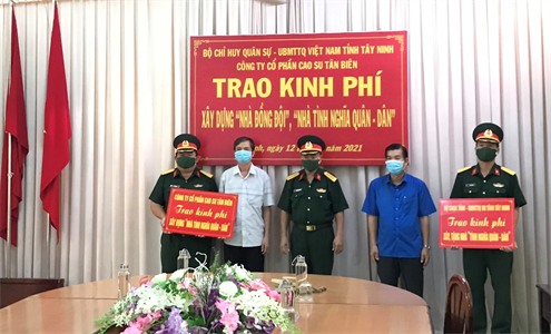 Bộ CHQS tỉnh Tây Ninh trao kinh phí xây tặng “nhà tình nghĩa quân – dân” và nhà đồng đội