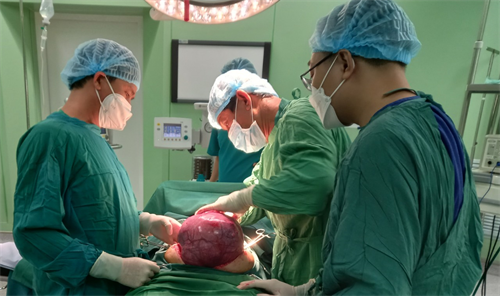 Bệnh viện Quân y 7A phẫu thuật thành công khối u trên 5kg