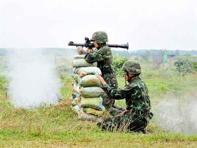 Trung đoàn Gia Định phối hợp với lực lượng dân quân diễn tập bắn đạn thật