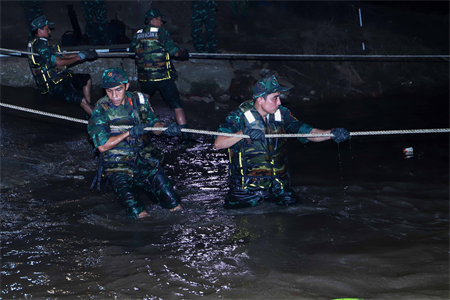 Các đơn vị của Quân đoàn 4 phối hợp vượt sông trong diễn tập an toàn