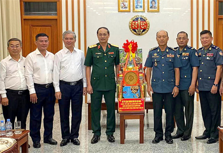 Bộ Tư lệnh TPHCM thăm, chúc Tết cổ truyền Chol Chnam Thmay tại Campuchia