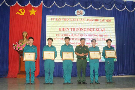 Thành phố Thủ Dầu Một, tỉnh Bình Dương khen thưởng đột xuất lực lượng dân quân tự vệ
