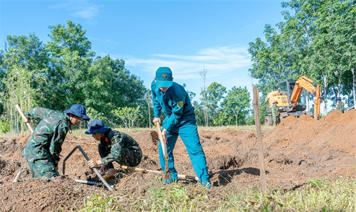 Lãnh đạo huyện Hớn Quản, tỉnh Bình Phước thăm, động viên Đội K72