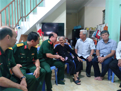 Bộ CHQS tỉnh Bình Dương thăm, tặng quà Mẹ Việt Nam anh hùng