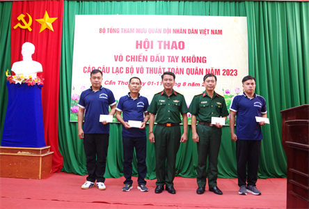 Bộ CHQS tỉnh Long An động viên đoàn võ thuật tham gia thi đấu toàn quân