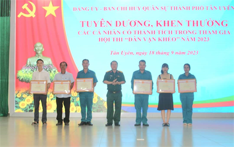 Ban CHQS thành phố Tân Uyên khen thưởng các cá nhân có thành tích trong tham gia Hội thi "Dân vận khéo" năm 2023