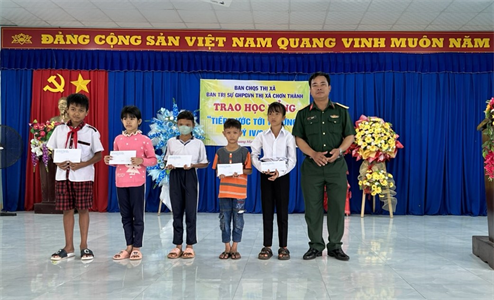 Ban CHQS thị xã Chơn Thành tặng 20 suất học bổng cho học sinh nghèo, đồng bào dân tộc