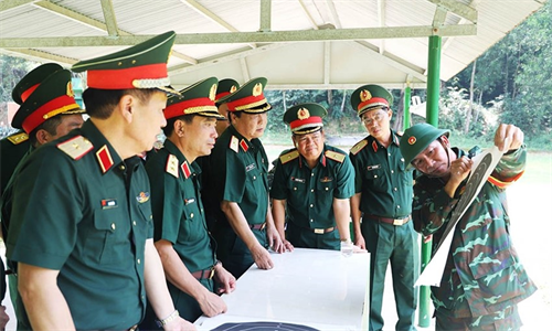 Trung tướng Nguyễn Doãn Anh kiểm tra Trường Sĩ quan Lục quân 2