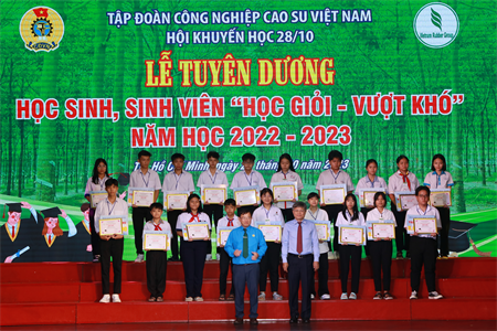 Công đoàn Cao su Việt Nam tuyên dương học sinh, sinh viên "Học giỏi - vượt Khó"