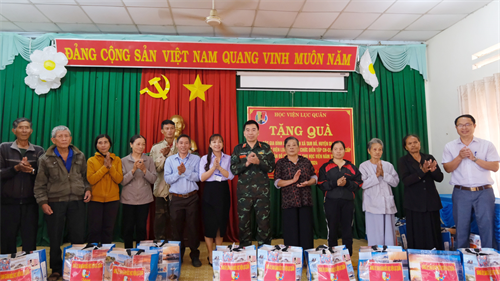 Học viện Lục quân tặng quà gia đình chính sách xã Tam Bố, huyện Di Linh, tỉnh Lâm Đồng