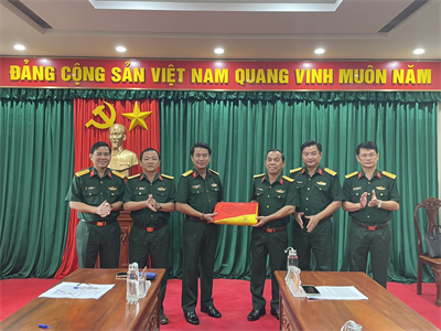 Trao tặng lá cờ Tổ quốc treo trên cột cờ Lũng Cú cho Bộ CHQS tỉnh Long An