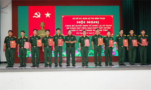 Bộ CHQS tỉnh Bình Thuận công bố quyết định tổ chức lại các cơ quan, đơn vị