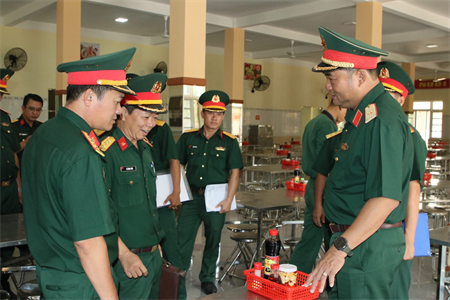 Thiếu tướng Lê Xuân Thế kiểm tra công tác chuẩn bị tiếp nhận chiến sĩ mới tại tỉnh Bình Phước