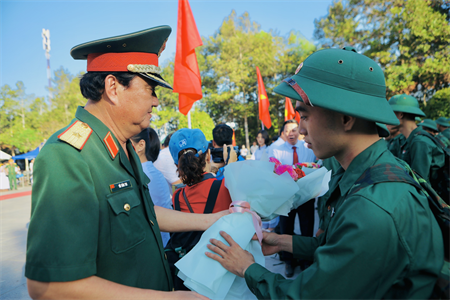 Thiếu tướng Võ Văn Thi động viên thanh niên tỉnh Tây Ninh lên đường nhập ngũ