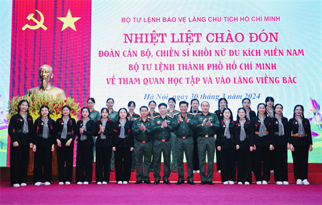 Khối nữ du kích miền Nam tham quan, học tập tại Bộ Tư lệnh Bảo vệ Lăng Chủ tịch Hồ Chí Minh