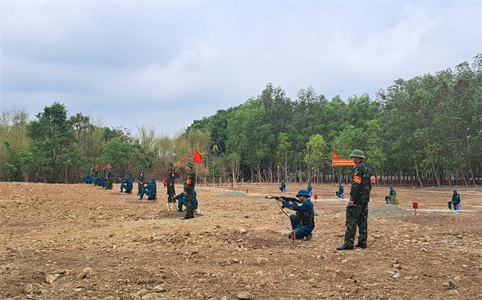 Bộ CHQS tỉnh Bình Phước: Kiểm tra bắn đạn thật cho dân quân thường trực