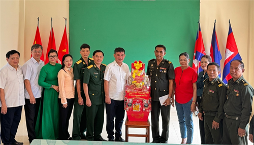 Lãnh đạo Quận 6 thăm, chúc tết Chol Thnam Thmay tại Chi khu Quân sự Kampong Svay
