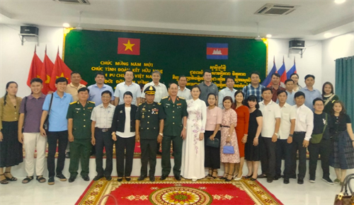 Đoàn công tác quận Tân Phú thăm, chúc tết Chol Chnam Thmay tại Campuchia