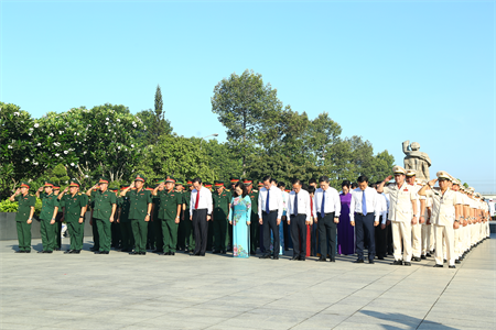 Đảng ủy, Bộ Tư lệnh Quân khu 7 dâng hương tưởng niệm các anh hùng liệt sĩ