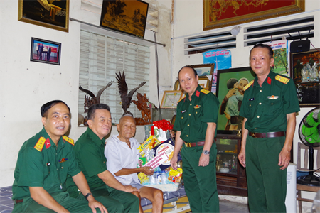 Bộ CHQS tỉnh Bình Dương thăm cán bộ tham gia giải phóng Thủ Dầu Một