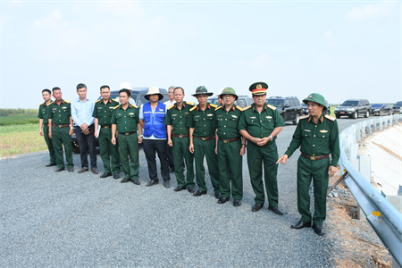 Thiếu tướng Đặng Văn Hùng kiểm tra thi công đường tuần tra biên giới trên địa bàn tỉnh Tây Ninh