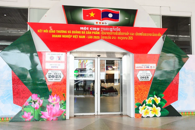 Tình đoàn kết gắn bó keo sơn giữa quân đội Việt Nam và Lào thể hiện rõ qua Hội chợ kết nối giao thương