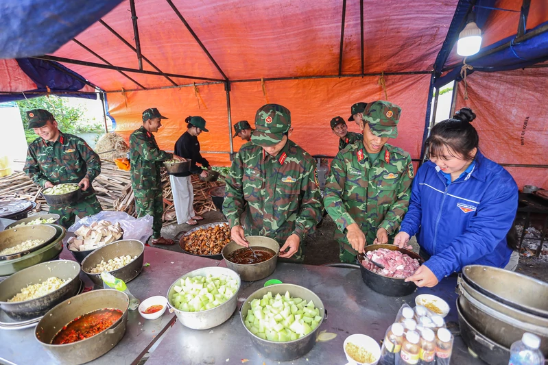 Nồng ấm bếp nuôi quân vùng lũ