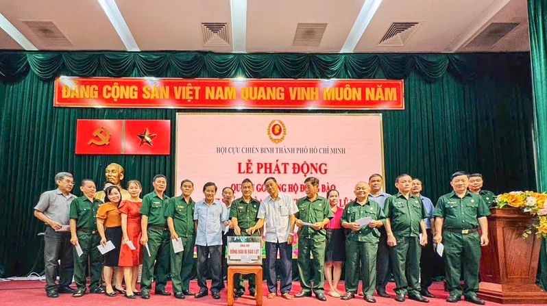 Hội Cựu chiến binh Thành phố: Những bước chân nghĩa tình “hướng về đồng bào bị lũ lụt”