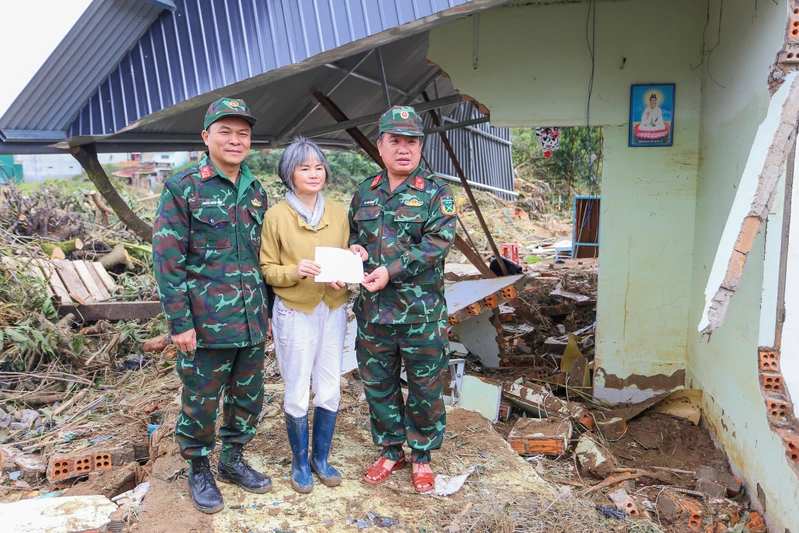 Tình quân dân, nghĩa đồng bào nơi lũ đi qua