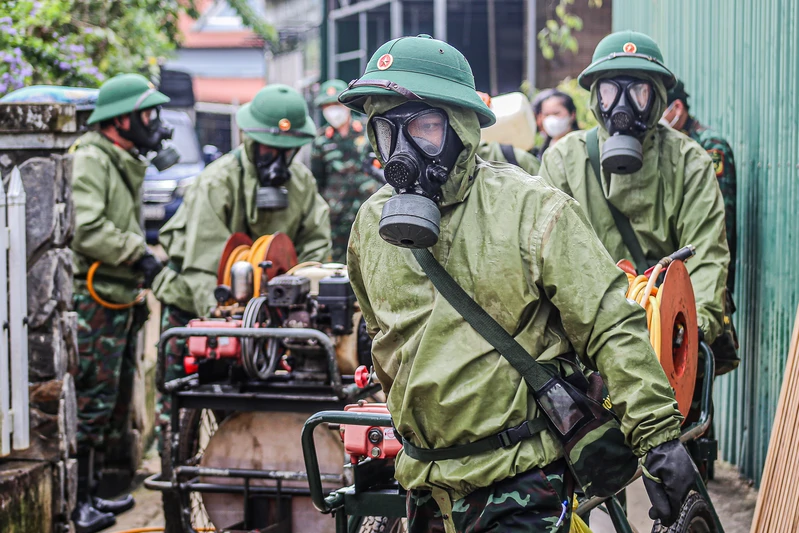 Bộ đội Phòng hóa Quân khu khử khuẩn, tiêu độc tại vùng lũ Lâm Đồng