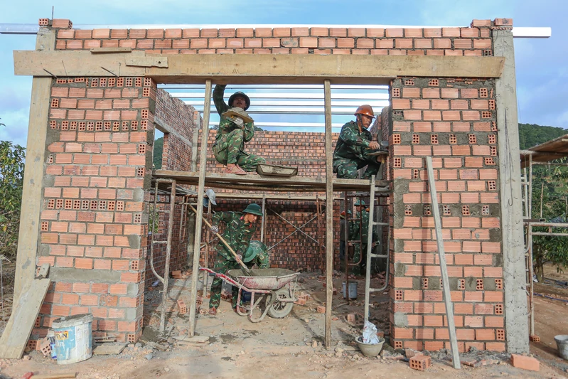 Dựng mái ấm, thắm tình bộ đội