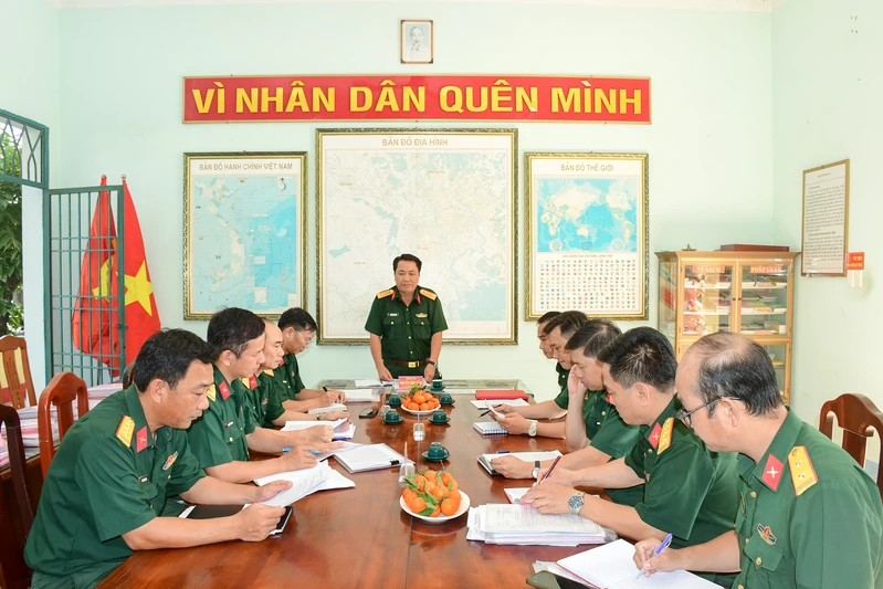 Đại tá Nguyễn Hồng Cảnh, Phó Chủ nhiệm Chính trị Quân khu kiểm tra kết quả sinh hoạt chuyên đề quý IV năm 2025 tại Tiểu đoàn 1, Trường Quân sự Quân khu