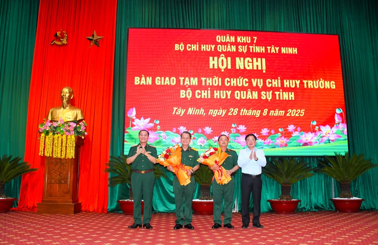 Bàn giao tạm thời Chỉ huy trưởng Bộ chỉ huy quân sự tỉnh Tây Ninh