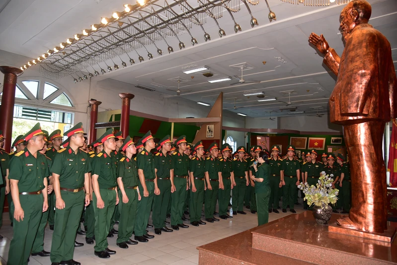 Học viên tốt nghiệp các học viện, nhà trường tìm hiểu về truyền thống vẻ vang của LLVT Quân khu 7