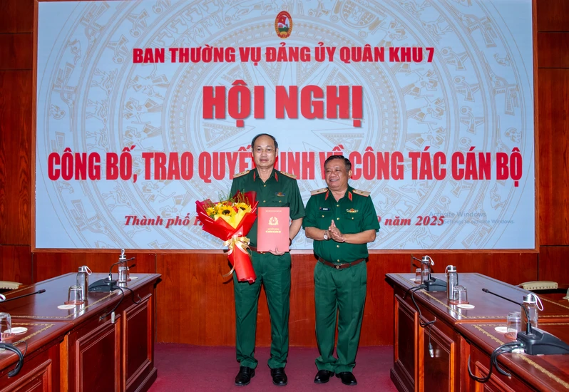 Trao quyết định nâng lương cấp tướng cho Trung tướng Nguyễn Văn Nam