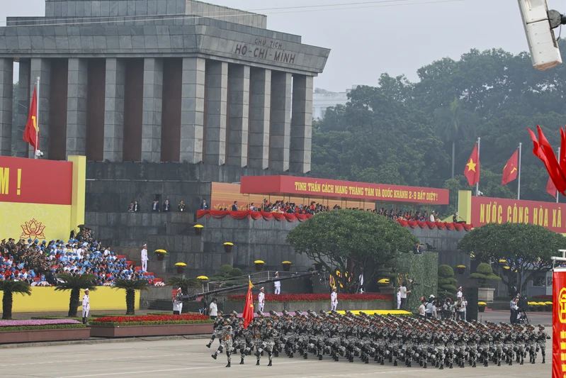 Chúng cháu từ miền Nam, tự hào khi tiến bước qua Lăng Bác
