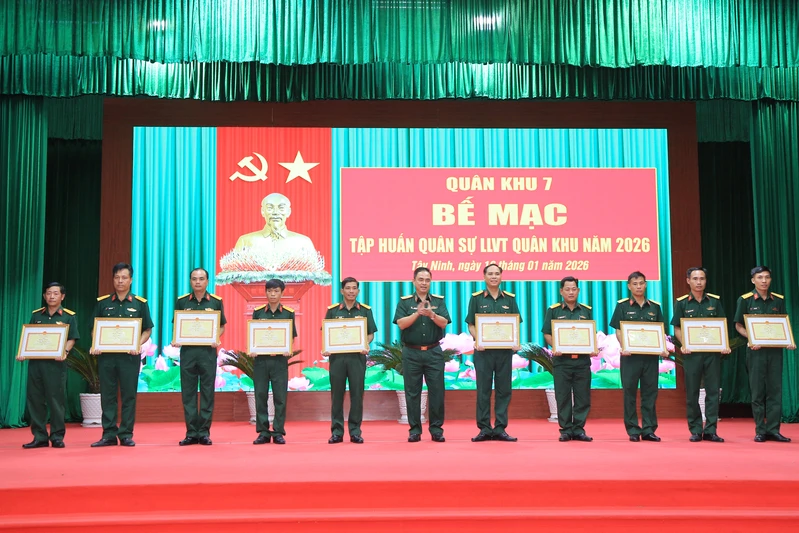 Quân khu 7 bế mạc tập huấn quân sự LLVT Quân khu năm 2026