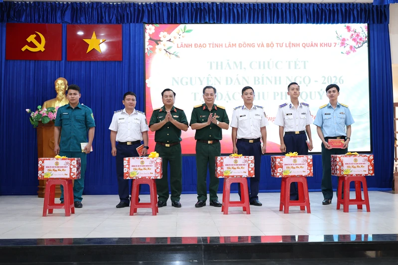 Trung tướng Trần Vinh Ngọc, Bí thư Đảng ủy, Chính ủy Quân khu 7 thăm, chúc Tết Đảng bộ, chính quyền, quân và dân Đặc khu Phú Quý 