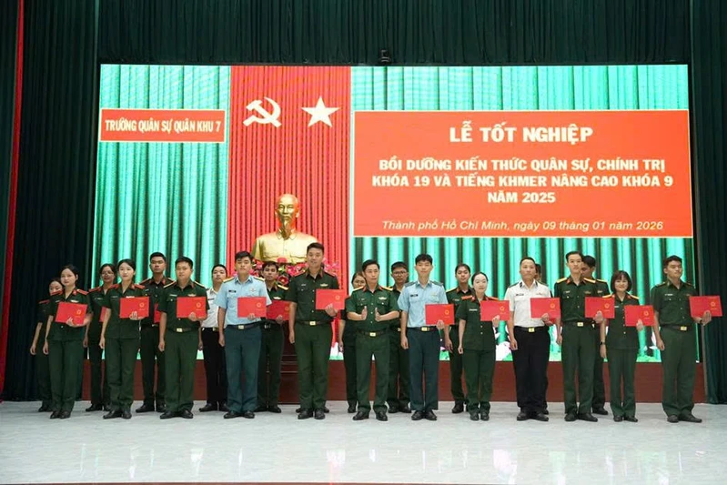 Trường Quân sự Quân khu 7 bế giảng Lớp Bồi dưỡng kiến thức quân sự, chính trị và Bồi dưỡng tiếng Kh’mer nâng cao