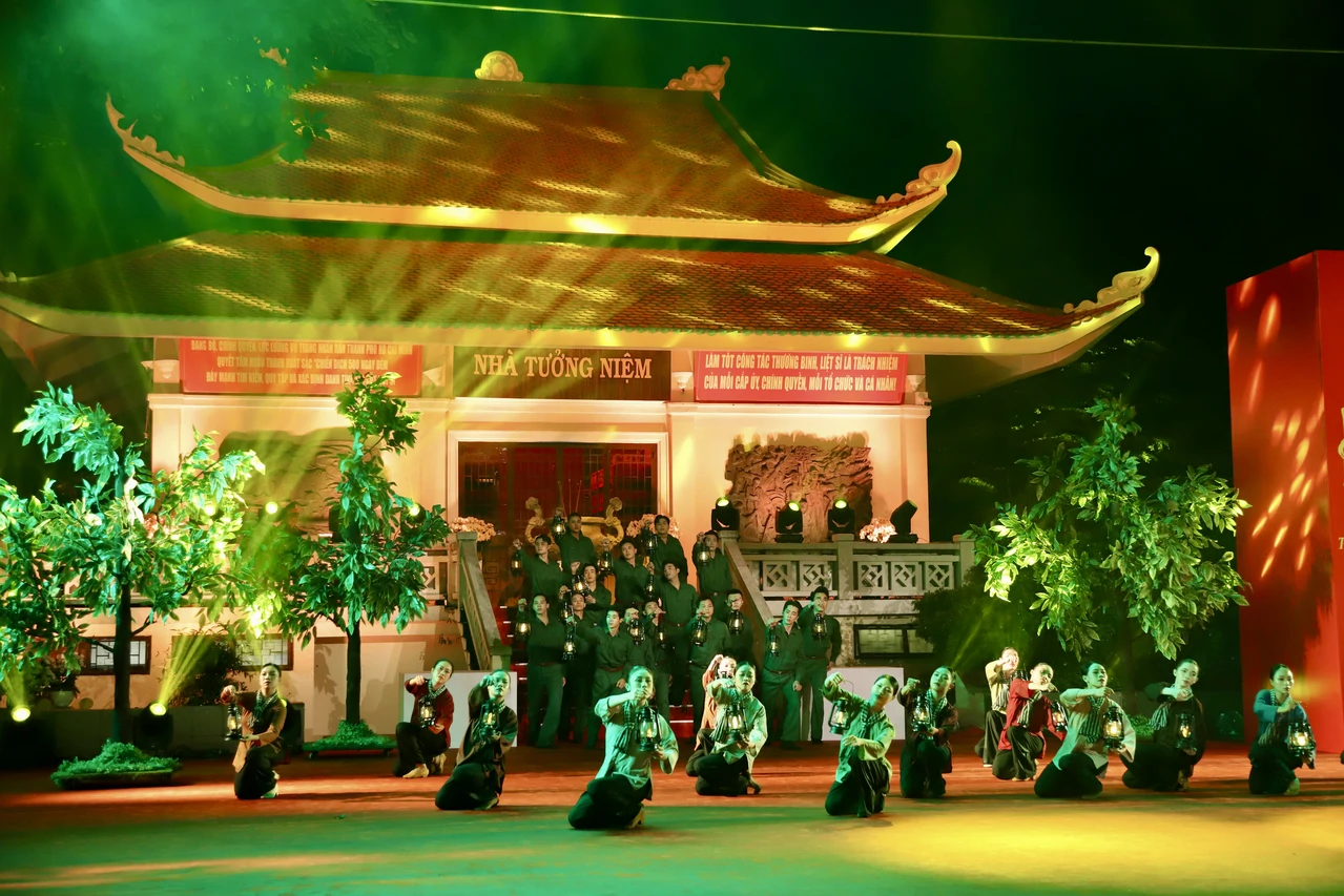 Đại tướng Nguyễn Trọng Nghĩa dự chương trình nghệ thuật đặc biệt "Khúc tri ân" tại công viên Lê Thị Riêng