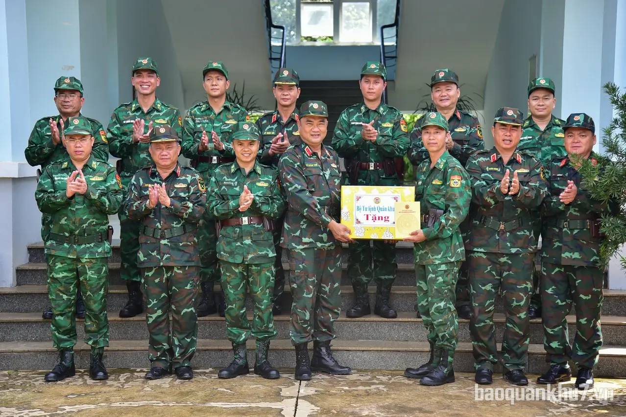 Thủ trưởng Bộ Tư lệnh Quân khu 7 thăm, động viên cán bộ, chiến sĩ thực hiện nhiệm vụ tuyến biên giới