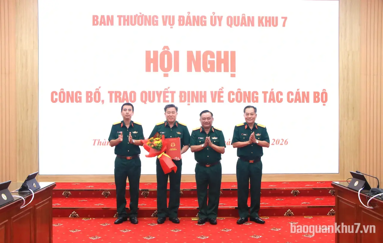 Thường vụ Đảng ủy Quân khu 7 trao quyết định công tác cán bộ năm 2026