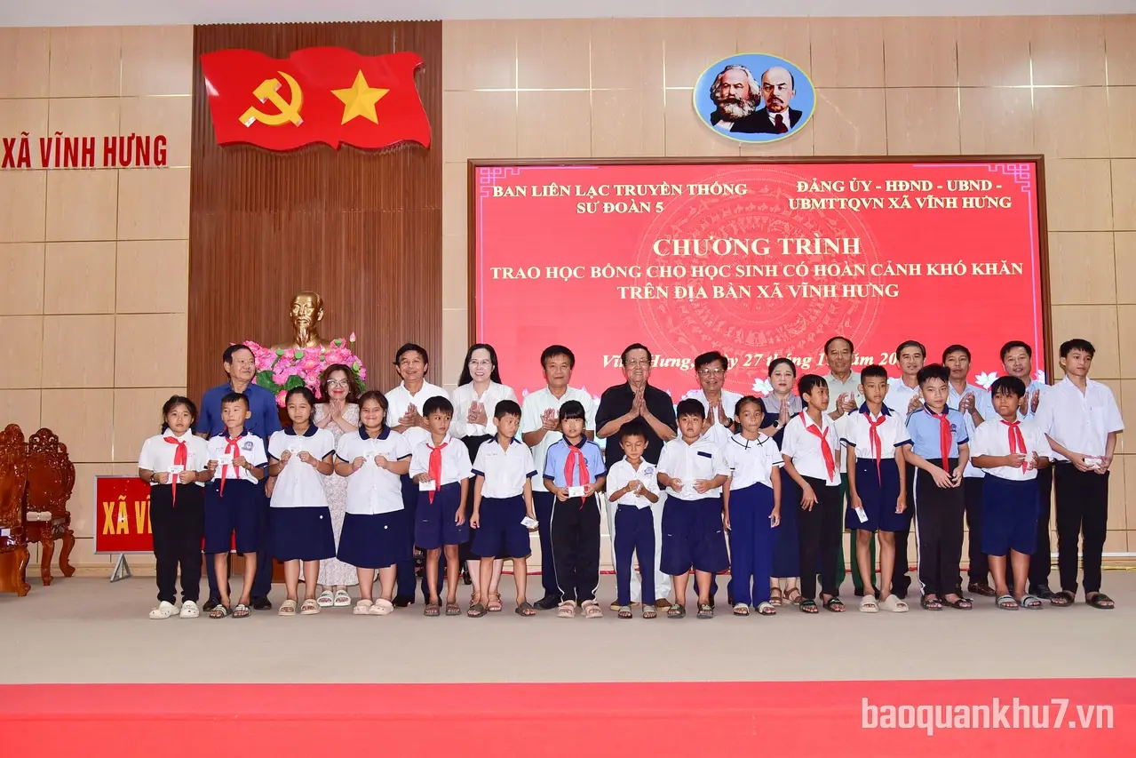 Ban liên lạc truyền thống Sư đoàn 5 tại TP.HCM tặng quà cho học sinh xã Vĩnh Hưng, tỉnh Tây Ninh 